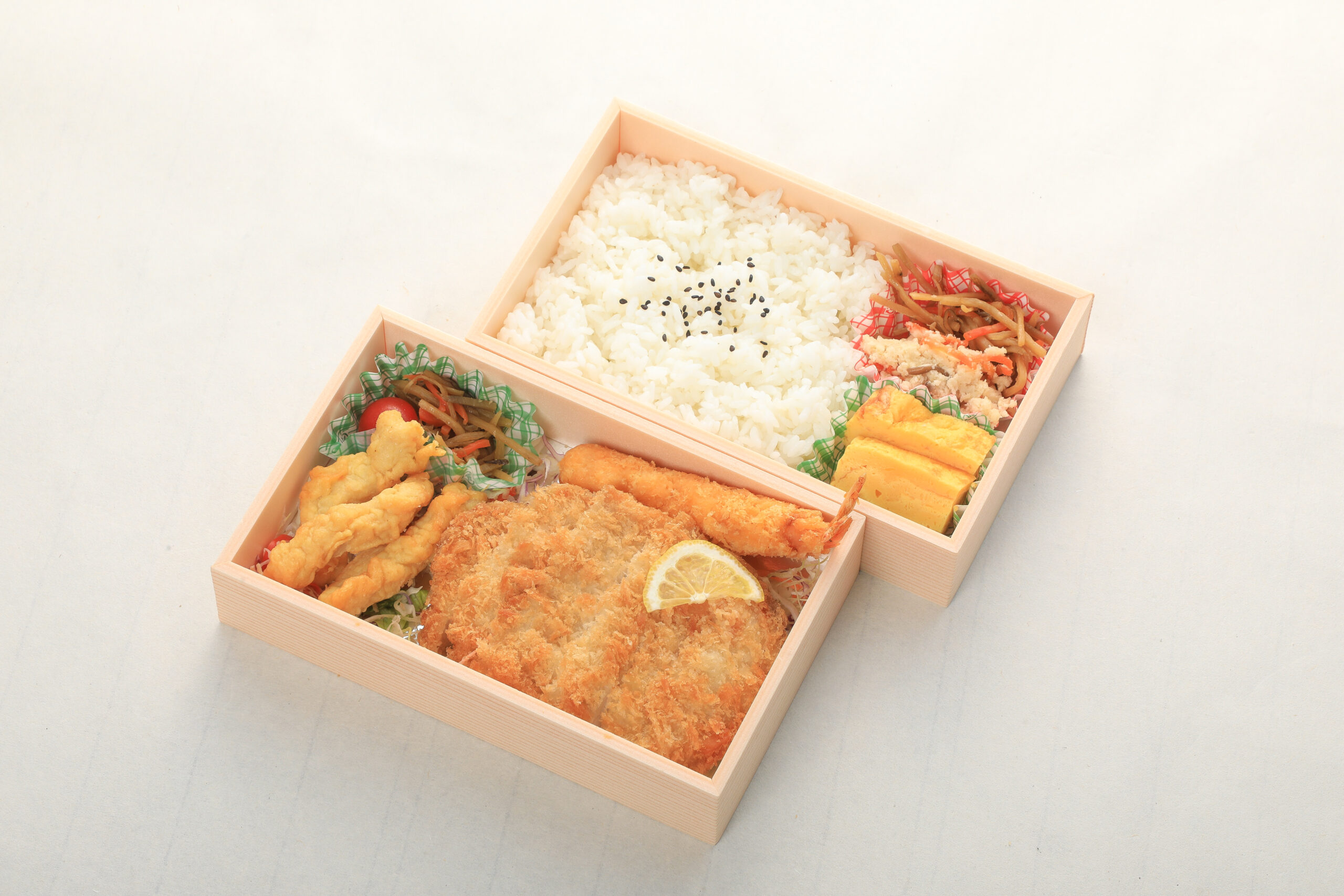 15 彩り三種のフライ二段重（海老フライ・とんかつ・鶏天）